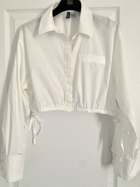 H&M White Cropped Button-Down Shirt with Drawstring Hem